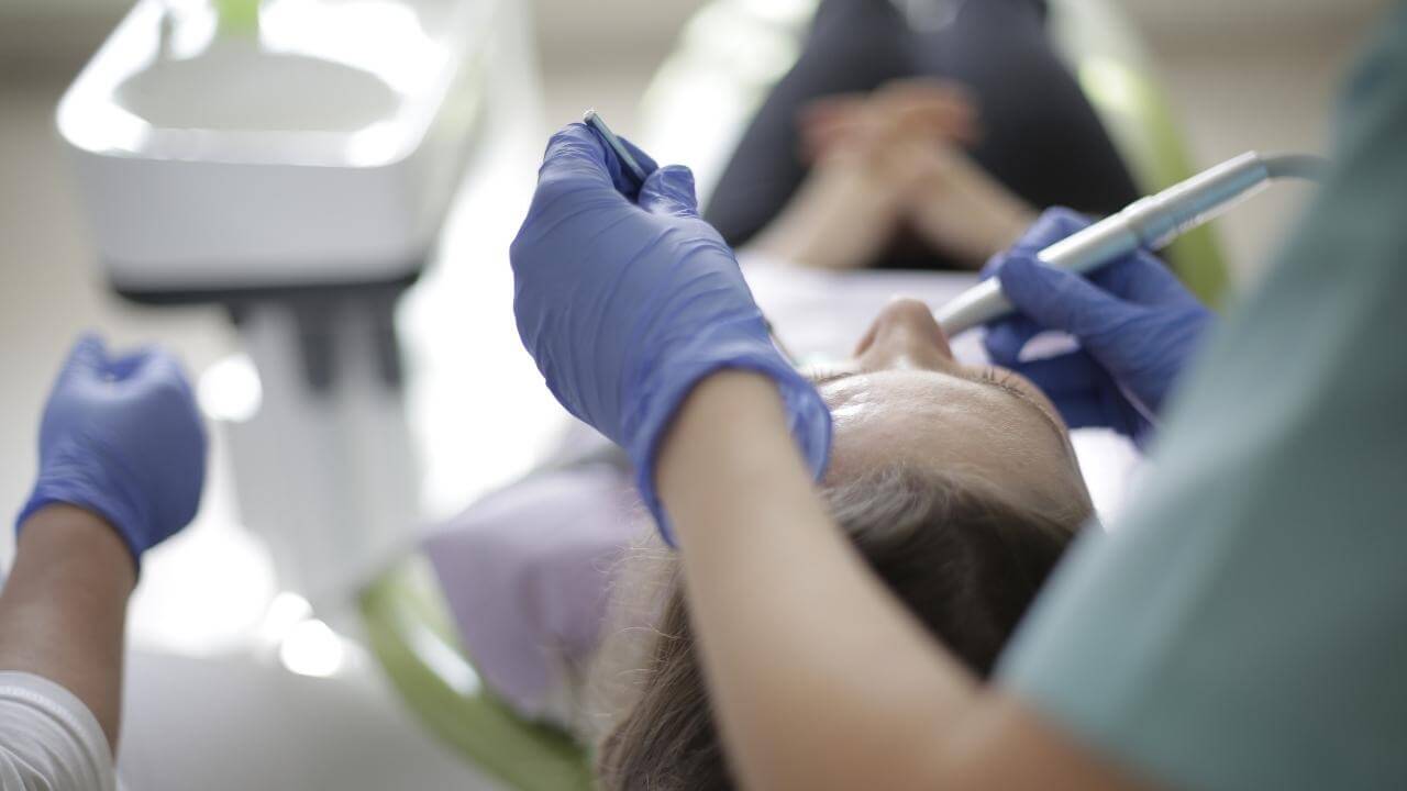 רופא שיניים מבצע טיפול שורש בהרדמה מלאה