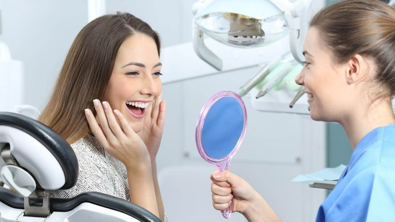 אישה שמחה לאחר טיפול שורש בסדק בשן