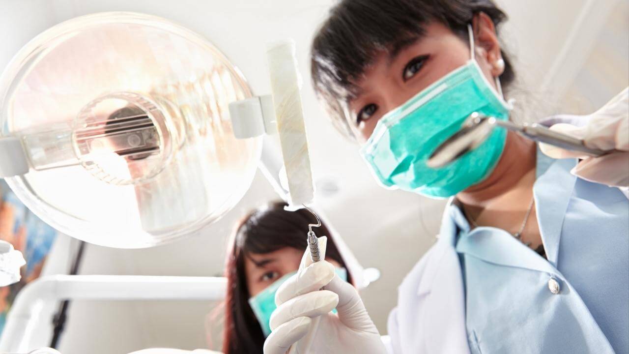 רופאות שיניים מבצעות טיפול שורש בהרדמה מלאה