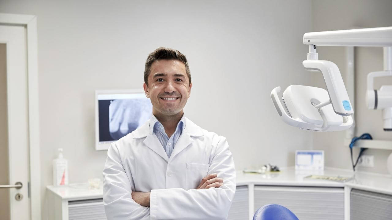 ביקור אצל רופא השיניים למניעת טיפול שורש
