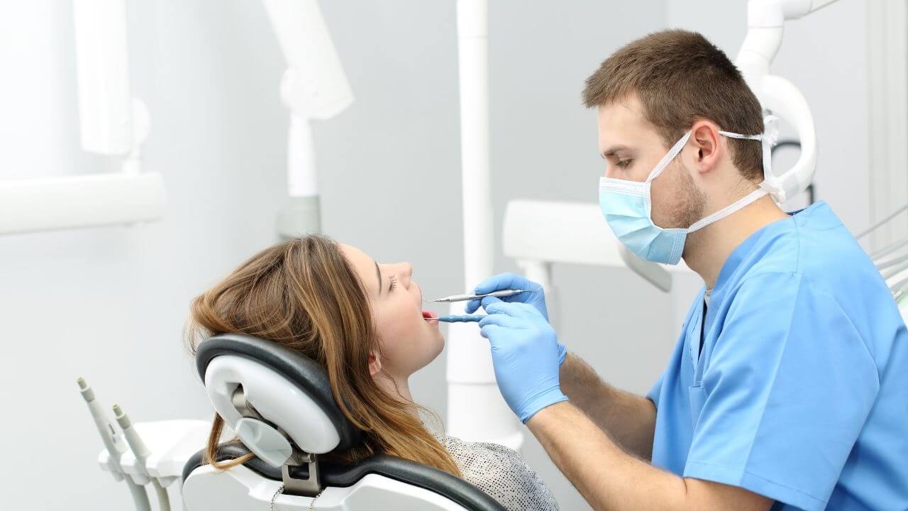 רופא שיניים מבצע הלבנת שן לאחר טיפול שורש