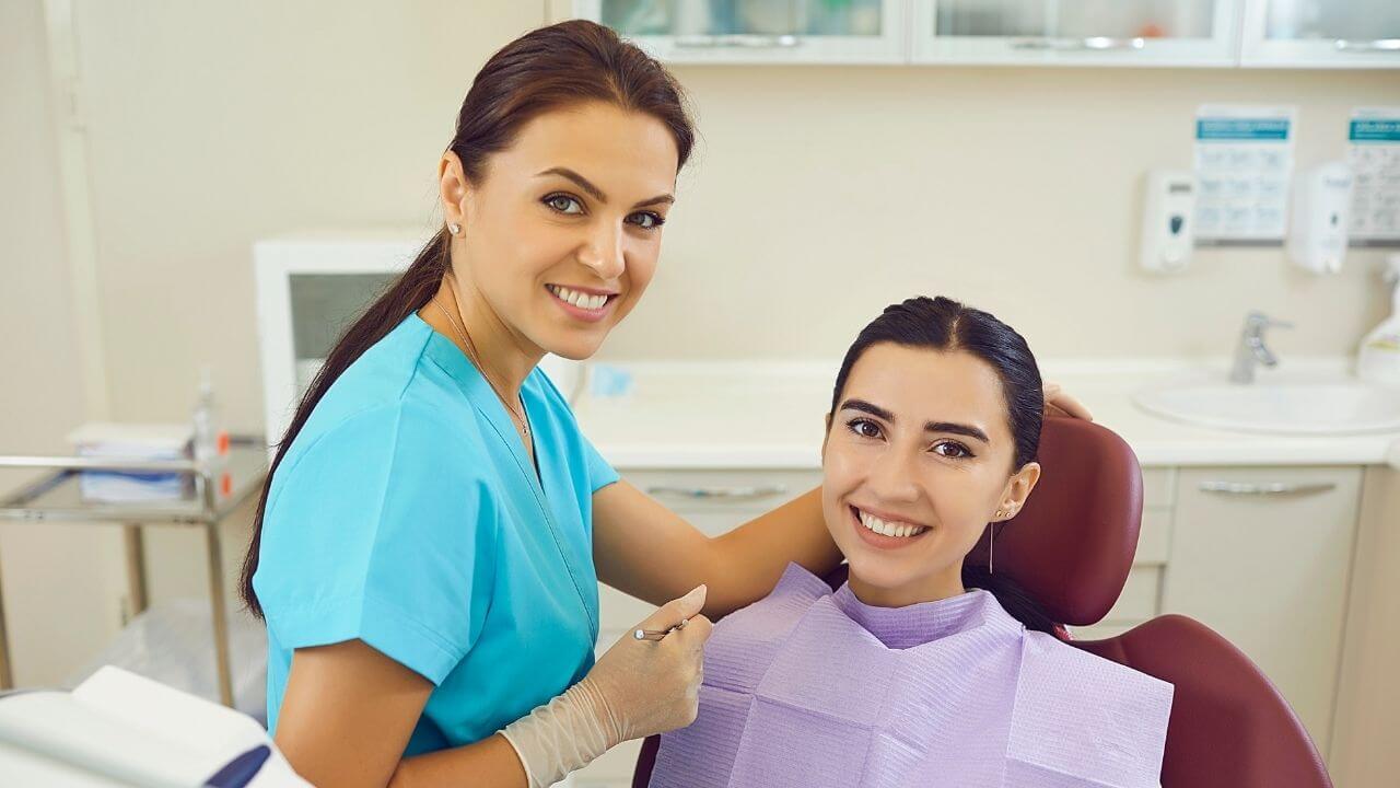 רופאת שיניים מבצעת טיפול שורש