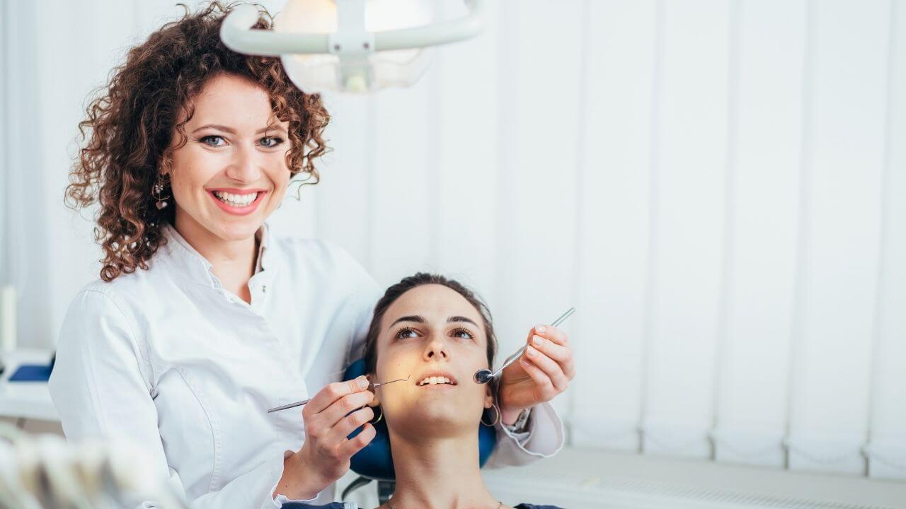 אישה עוברת טיפול שורש בשן טוחנת