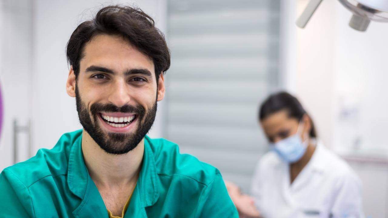Read more about the article מומחה לטיפול שורש – כיצד לבחור רופא שיניים מומחה?