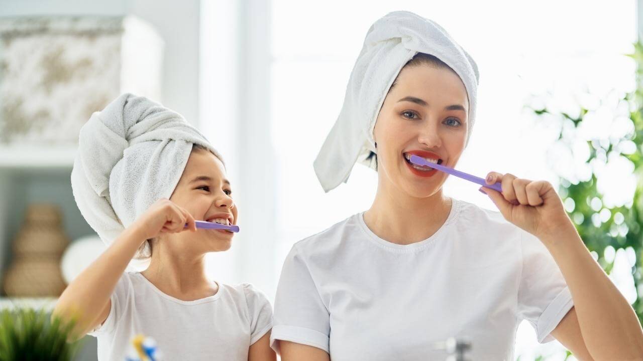 נשים מצחצחות שיניים להחלים מטיפול שורש
