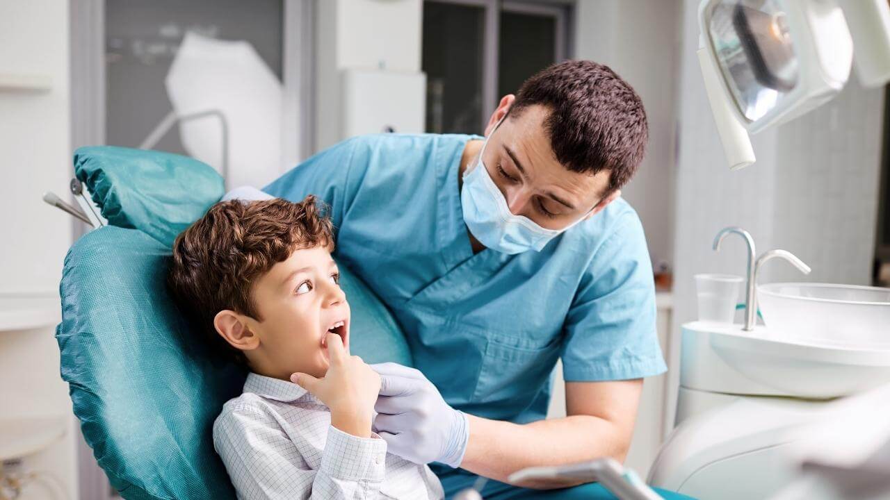 רופא במהלך טיפול שורש בילדים