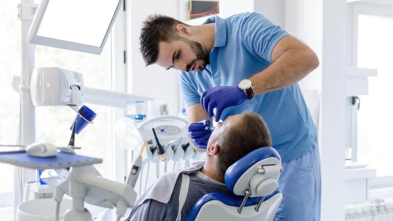 רופא שיניים באמצע של טיפול שורש