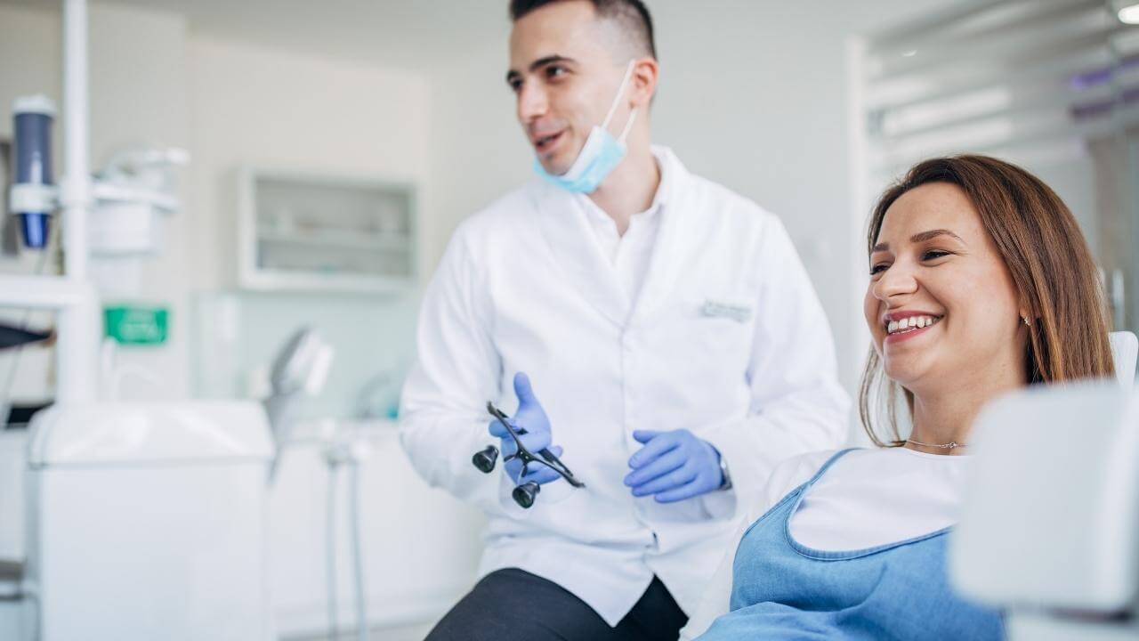 רופא שיניים לפני טיפול שורש לאישה בהריון