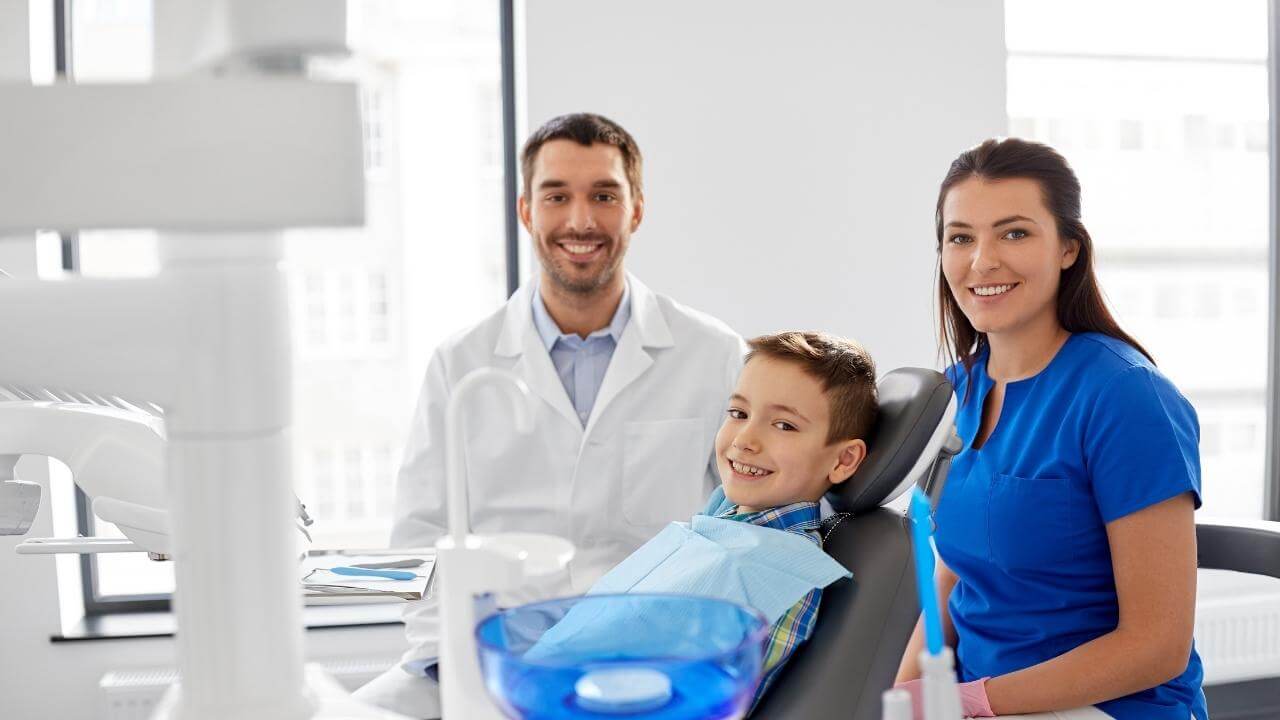 רופא שיניים מסביר לילד על תהליך האפקסיפיקציה