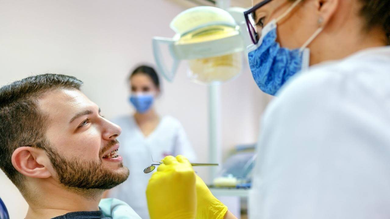 רופאת שיניים מבצעת טיפול שורש בשן בינה