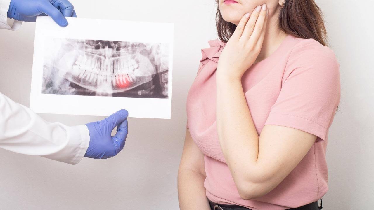 שן מזוהמת שגורמת להתלקחות לאחר טיפול שורש